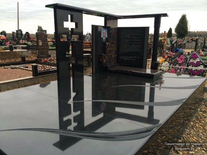 Мемориальный комплекс из карельского гранита