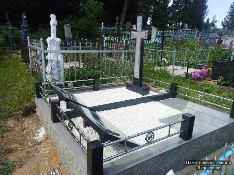 Комплекс на два места с памятником в виде креста