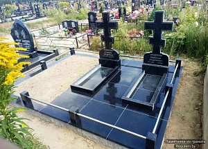Могила на три места с памятниками в виде креста